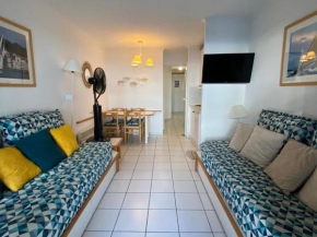 Appartement 2 pièces avec terrasse et vue mer, accès piscine et parking inclus - FR-1-504-677
